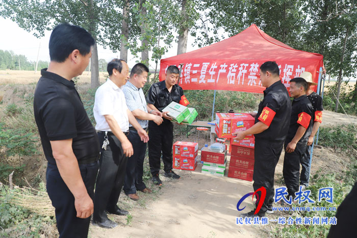 副縣長張士彬、縣總工會(huì)主席瞿志君到白云寺鎮(zhèn)慰問“三夏”秸稈禁燒一線干部