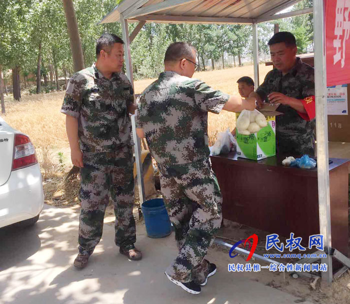 野崗鎮(zhèn)麥?zhǔn)辗阑饝?yīng)急隊(duì)員為“三夏”禁燒戰(zhàn)士送慰問(wèn)包子 野崗鎮(zhèn)麥?zhǔn)辗阑饝?yīng)急隊(duì)員為“三夏”禁燒戰(zhàn)士送慰問(wèn)包子