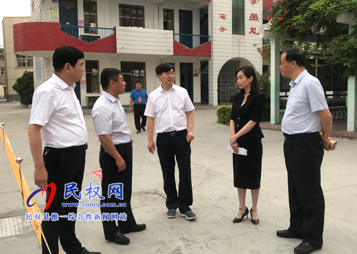 縣委副書記、縣長(zhǎng)張團(tuán)結(jié)查看高考工作準(zhǔn)備情況
