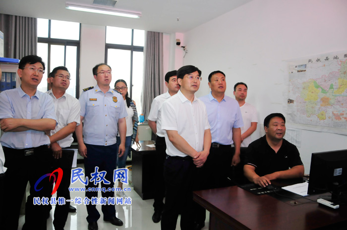 縣委副書記、縣長張團結查看“三夏”工作開展情況