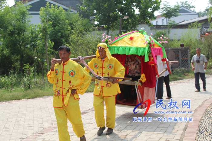 花園鄉(xiāng)趙洪坡村舉行首屆“觀民俗、包粽子、坐花轎”民俗文化活動(dòng)