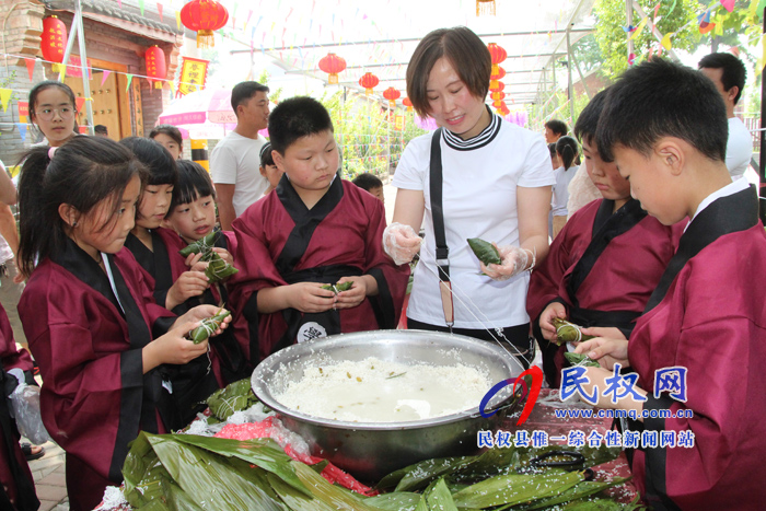 花園鄉(xiāng)趙洪坡村舉行首屆“觀民俗、包粽子、坐花轎”民俗文化活動(dòng)
