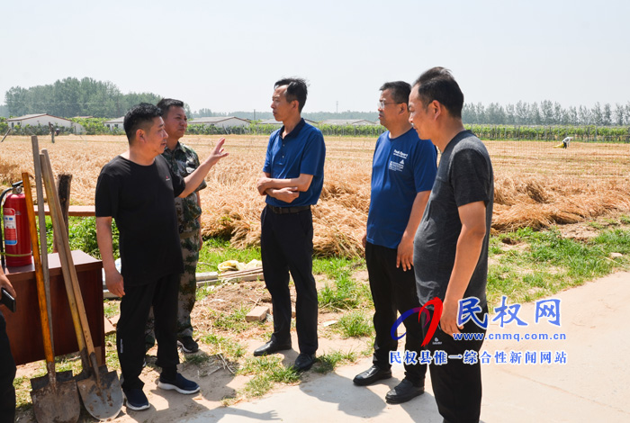 縣委常委、副縣長信木祥到人和鎮(zhèn)督導(dǎo)檢查三夏生產(chǎn)和秸稈禁燒工作