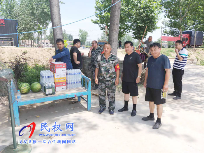 縣商務(wù)局領(lǐng)導(dǎo)深入幫扶村慰問麥田防火一線工作人員 縣商務(wù)局領(lǐng)導(dǎo)深入幫扶村慰問麥田防火一線工作人員