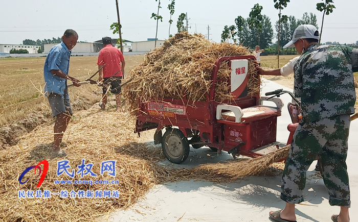花園鄉(xiāng)清理“三邊三頭”助力秸稈禁燒 花園鄉(xiāng)清理“三邊三頭”助力秸稈禁燒