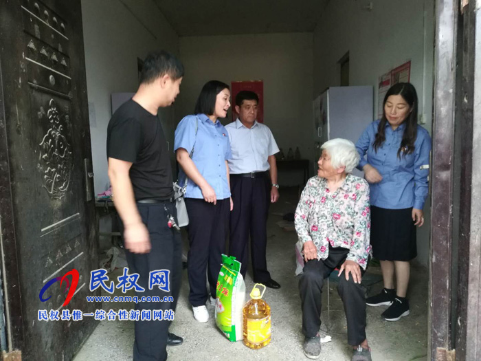民權(quán)縣人民檢察院開(kāi)展“三夏幫扶”走訪(fǎng)慰問(wèn)貧困戶(hù)活動(dòng) 民權(quán)縣人民檢察院開(kāi)展“三夏幫扶”走訪(fǎng)慰問(wèn)貧困戶(hù)活動(dòng)