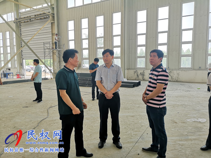 縣委副書記、縣長張團(tuán)結(jié)查看我縣企業(yè)生產(chǎn)和建設(shè)工作