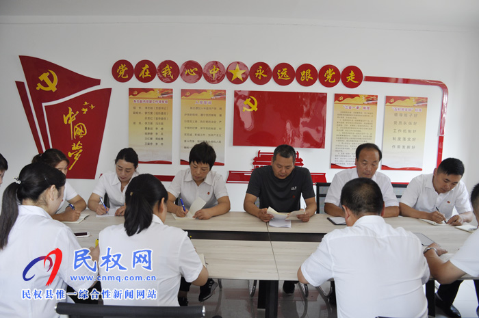 縣東方超市黨支部開展“不忘初心 牢記使命 重溫入黨誓詞 促進企業(yè)發(fā)展”活動 縣東方超市黨支部開展“不忘初心 牢記使命 重溫入黨誓詞 促進企業(yè)發(fā)展”活動