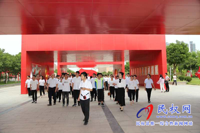 民權(quán)縣委組織部在黨建文化公園舉行新黨員入黨宣誓活動 民權(quán)縣委組織部在黨建文化公園舉行新黨員入黨宣誓活動