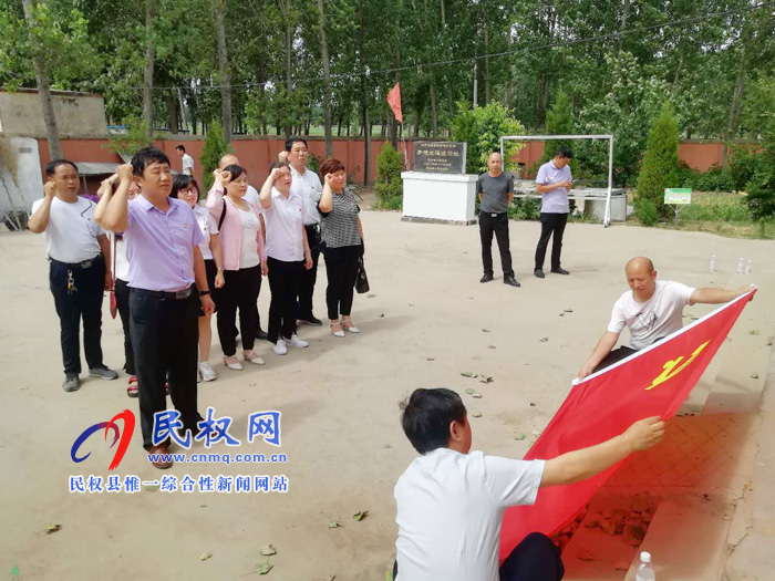 縣民族學校黨支部組織黨員教師開展“參觀李館地道遺址，弘揚紅色革命精神” 實踐教育活動