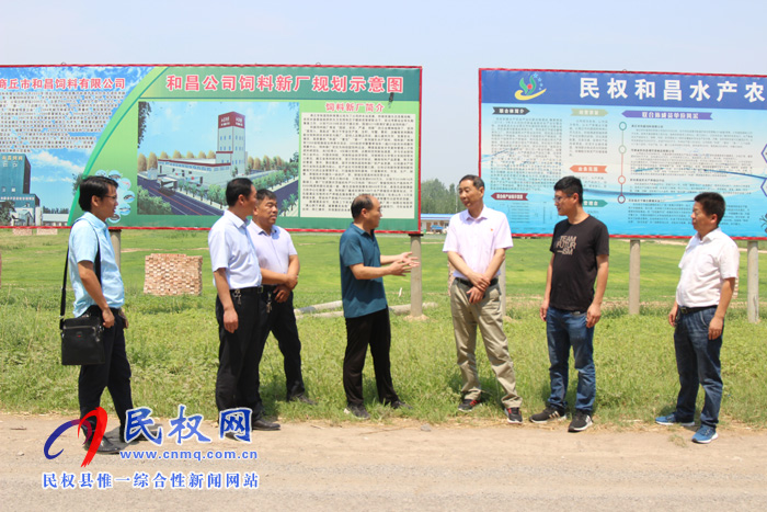 中國水產(chǎn)科學(xué)研究院上海漁業(yè)機(jī)械研究所研究員程果峰蒞民查看水產(chǎn)生產(chǎn)情況 中國水產(chǎn)科學(xué)研究院上海漁業(yè)機(jī)械研究所研究員程果峰蒞民查看水產(chǎn)生產(chǎn)情況