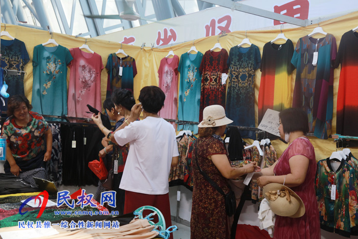2019民權(quán)首屆蘇杭絲綢展暨生活用品博覽會(huì)在我縣夢(mèng)蝶會(huì)展中心今日拉開序幕