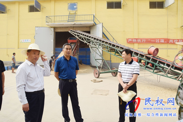 縣領(lǐng)導錦傳星基層調(diào)研夏糧收購情況 縣領(lǐng)導錦傳星基層調(diào)研夏糧收購情況
