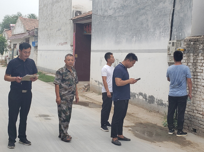 民權(quán)縣規(guī)劃中心對秣坡村紅色教育基地前期規(guī)劃進(jìn)行實(shí)地測量 民權(quán)縣規(guī)劃中心對秣坡村紅色教育基地前期規(guī)劃進(jìn)行實(shí)地測量