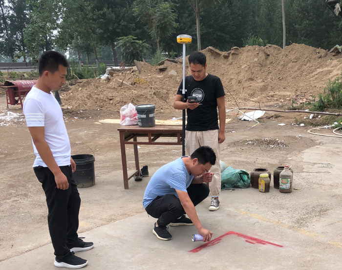 民權(quán)縣規(guī)劃中心對秣坡村紅色教育基地前期規(guī)劃進(jìn)行實(shí)地測量 民權(quán)縣規(guī)劃中心對秣坡村紅色教育基地前期規(guī)劃進(jìn)行實(shí)地測量