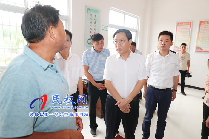 市人大常委會副主任、縣委書記姬脈常調(diào)研村務監(jiān)督委員會工作開展情況