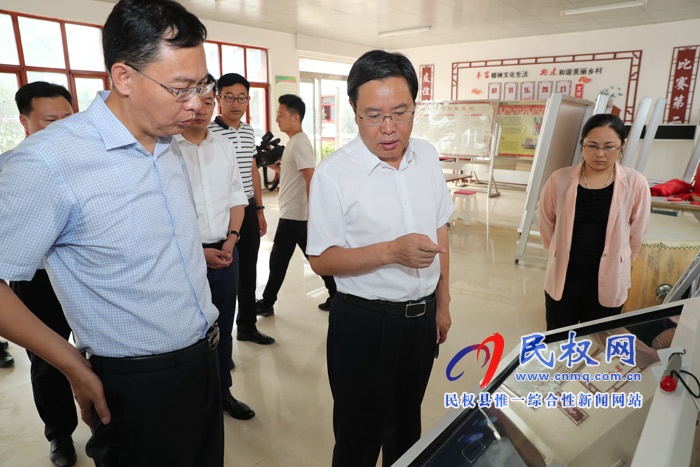 市人大常委會副主任、縣委書記姬脈常調(diào)研村務監(jiān)督委員會工作開展情況