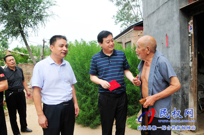 縣委常委、統(tǒng)戰(zhàn)部長趙通慰問革命老區(qū)復(fù)退軍人