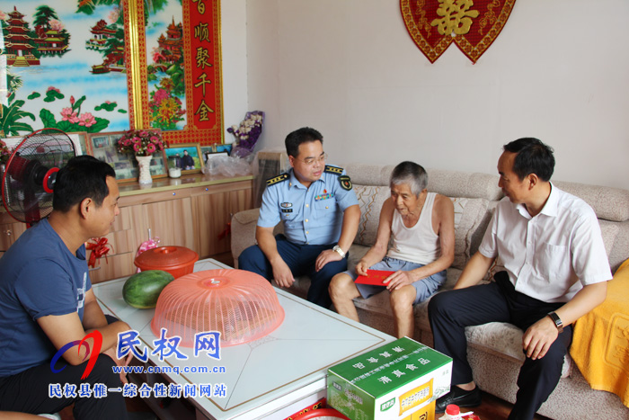 縣領(lǐng)導(dǎo)江靜亞、韓德勇到雙塔鎮(zhèn)慰問老復(fù)員退伍軍人