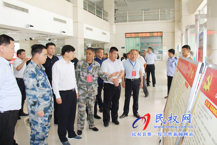 縣委副書記、縣長(zhǎng)張團(tuán)結(jié)檢查指導(dǎo)征兵體檢工作