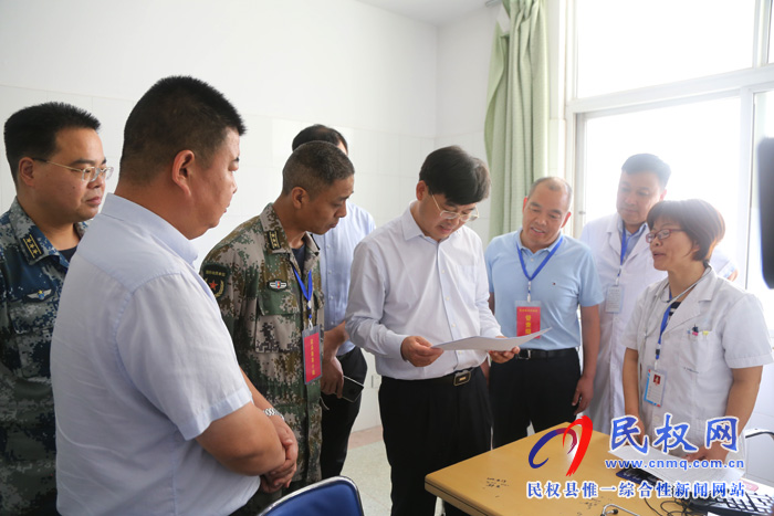 縣委副書記、縣長(zhǎng)張團(tuán)結(jié)檢查指導(dǎo)征兵體檢工作