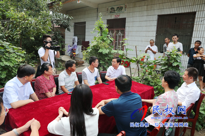 市人大常委會副主任、縣委書記姬脈常慰問我縣考入“清華大學(xué)”優(yōu)秀學(xué)子賈凱