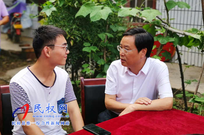 市人大常委會副主任、縣委書記姬脈常慰問我縣考入“清華大學(xué)”優(yōu)秀學(xué)子賈凱