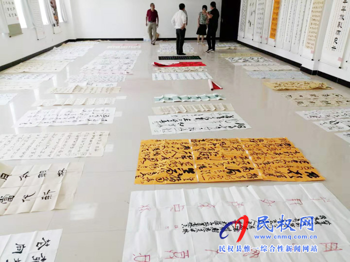 縣文聯(lián)“慶祝新中國暨人民政協(xié)成立70周年書畫展”開展書畫遴選活動(dòng) 縣文聯(lián)“慶祝新中國暨人民政協(xié)成立70周年書畫展”開展書畫遴選活動(dòng)