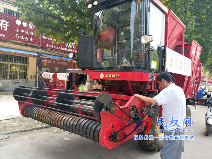 野崗鎮(zhèn)提前檢修農(nóng)機(jī)具積極備戰(zhàn)“三秋” 野崗鎮(zhèn)提前檢修農(nóng)機(jī)具積極備戰(zhàn)“三秋”