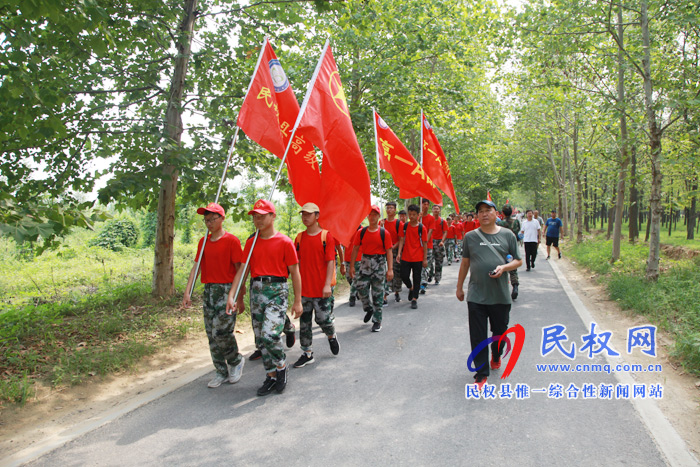 副縣長朱琳參加民權(quán)高中“遠(yuǎn)足勵志行”活動 副縣長朱琳參加民權(quán)高中“遠(yuǎn)足勵志行”活動