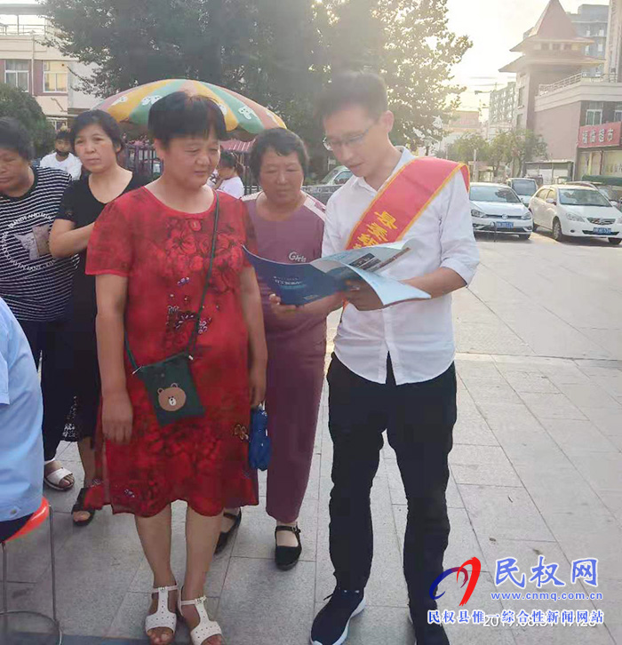 縣委組織部開展黨員進(jìn)社區(qū)活動 縣委組織部開展黨員進(jìn)社區(qū)活動