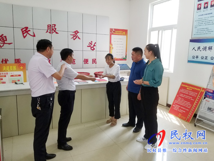 縣委政法委愛心資助大濟(jì)村貧困大學(xué)生 縣委政法委愛心資助大濟(jì)村貧困大學(xué)生