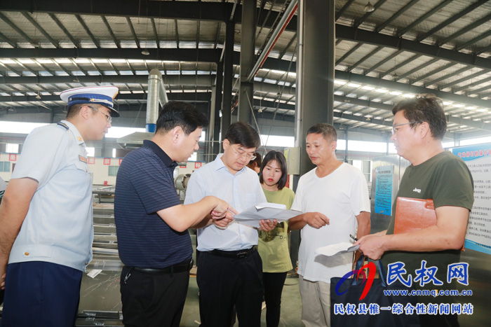 縣委副書記、縣長(zhǎng)張團(tuán)結(jié)對(duì)我縣企業(yè)安全生產(chǎn)工作進(jìn)行檢查