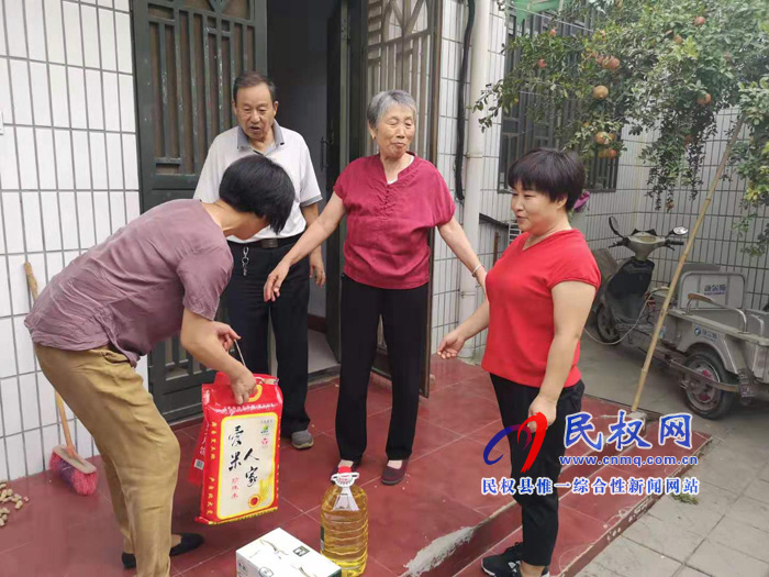 老干部局領(lǐng)導(dǎo)中秋節(jié)前走訪慰問老干部 老干部局領(lǐng)導(dǎo)中秋節(jié)前走訪慰問老干部