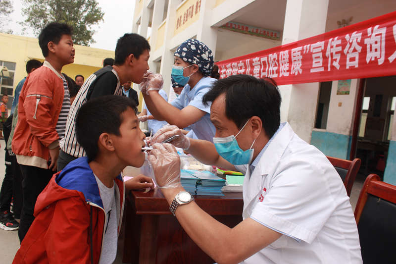 “9?20全國愛牙日—關(guān)愛留守兒童口腔健康”宣傳咨詢義診活動(dòng)在人和鎮(zhèn)白木小學(xué)開展 “9?20全國愛牙日—關(guān)愛留守兒童口腔健康”宣傳咨詢義診活動(dòng)在人和鎮(zhèn)白木小學(xué)開展