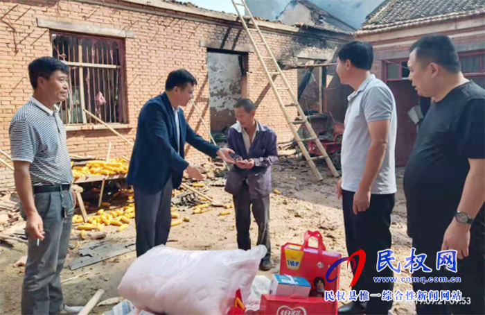 翻修房屋送溫暖 真情幫扶暖人心 翻修房屋送溫暖 真情幫扶暖人心