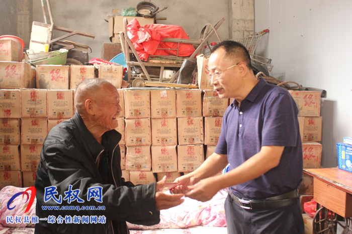 縣政協(xié)主席周明河慰問百歲老人和“三無”老人 縣政協(xié)主席周明河慰問百歲老人和“三無”老人