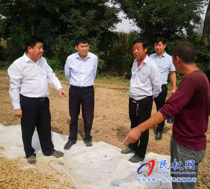 市委常務(wù)副秘書長、市委辦公室主任吳金山到人和鎮(zhèn)黃寨村開展“三?五”基層工作日活動(dòng)