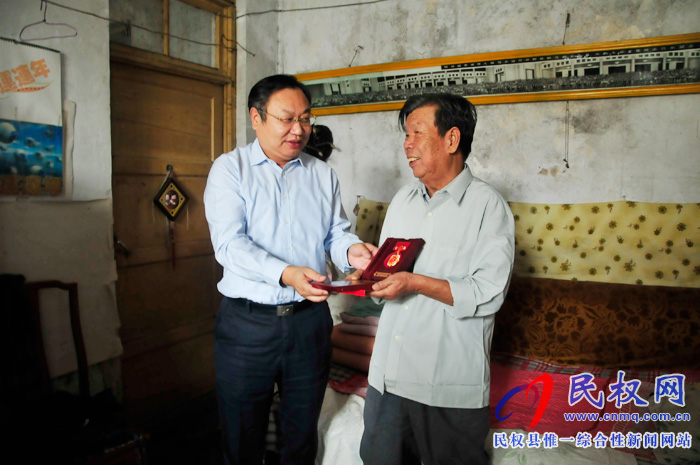 市委常委、常務副市長吳祖明到我縣走訪慰問全國勞動模范劉翔鳴