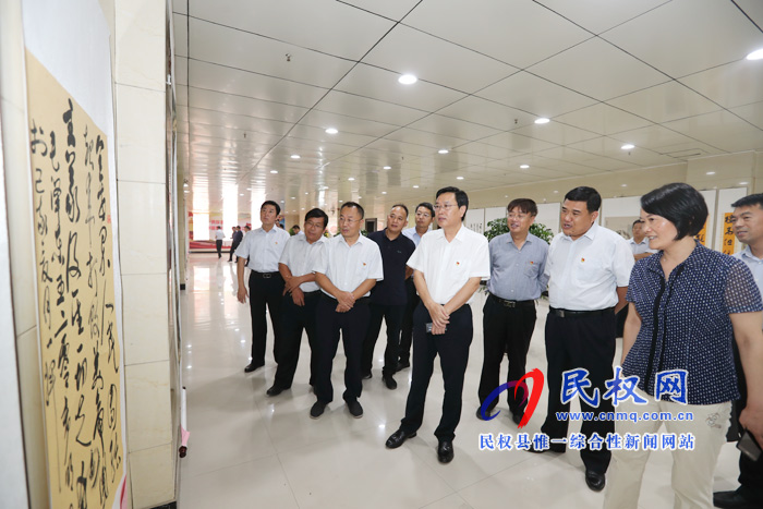 市人大常委會副主任、縣委書記姬脈常參觀慶祝新中國暨人民政協(xié)成立70周年書畫展