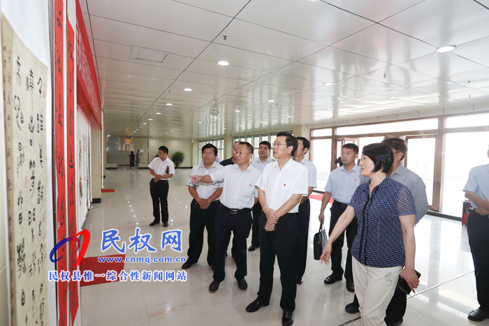 市人大常委會副主任、縣委書記姬脈常參觀慶祝新中國暨人民政協(xié)成立70周年書畫展