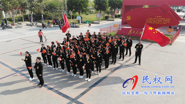 民權(quán)縣新華書店快閃獻(xiàn)禮新中國成立70周年 民權(quán)縣新華書店快閃獻(xiàn)禮新中國成立70周年