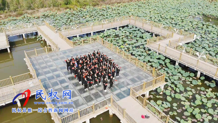 民權(quán)縣新華書店快閃獻(xiàn)禮新中國成立70周年 民權(quán)縣新華書店快閃獻(xiàn)禮新中國成立70周年