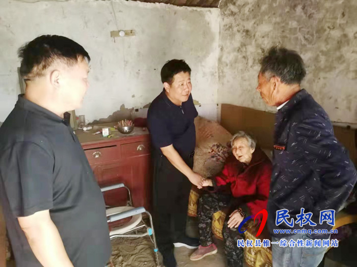 人和鎮(zhèn)黨委書記曹祥軍走訪慰問百歲老人 人和鎮(zhèn)黨委書記曹祥軍走訪慰問百歲老人