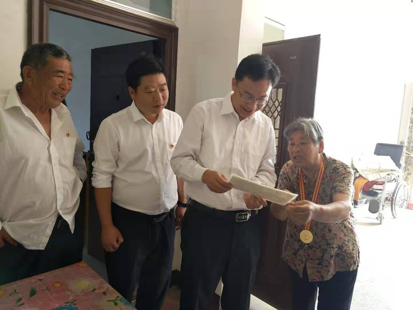 走訪慰問(wèn)老黨員 濃濃關(guān)懷暖人心   縣委常委、紀(jì)委書(shū)記、監(jiān)察委主任張亞光到胡集鄉(xiāng)慰問(wèn)老黨員