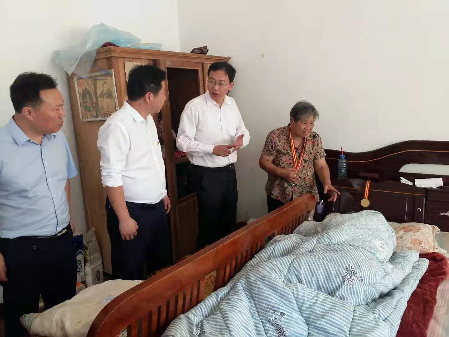走訪慰問(wèn)老黨員 濃濃關(guān)懷暖人心   縣委常委、紀(jì)委書(shū)記、監(jiān)察委主任張亞光到胡集鄉(xiāng)慰問(wèn)老黨員