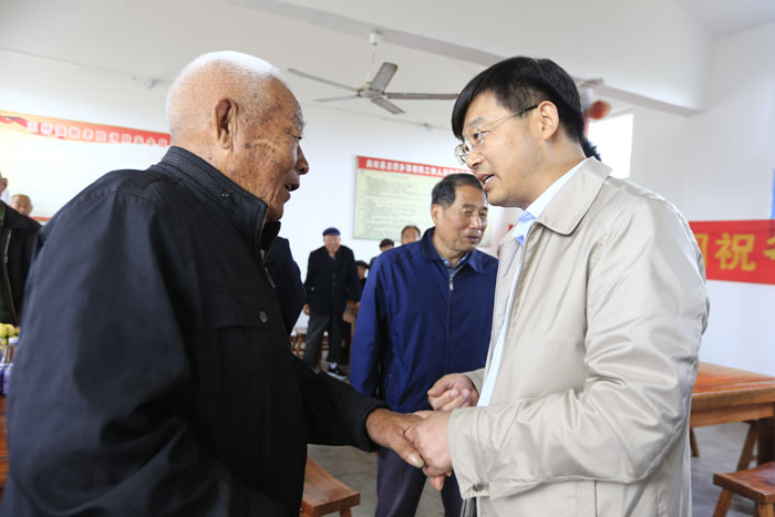 縣委副書記、縣長張團(tuán)結(jié)重陽節(jié)慰問敬老院老人