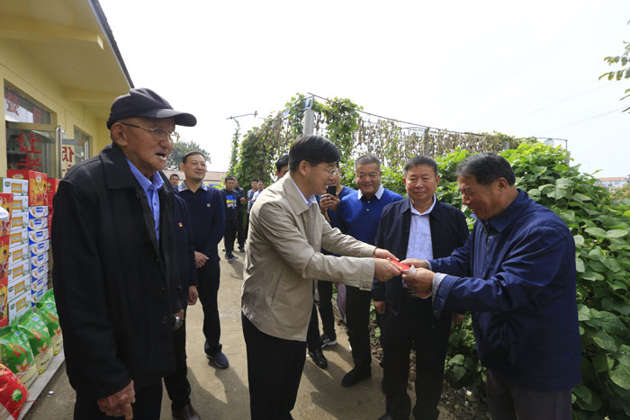 縣委副書記、縣長張團(tuán)結(jié)重陽節(jié)慰問敬老院老人