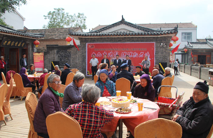 花園鄉(xiāng)趙洪坡村30位老人樂享“長壽家宴” 花園鄉(xiāng)趙洪坡村30位老人樂享“長壽家宴”