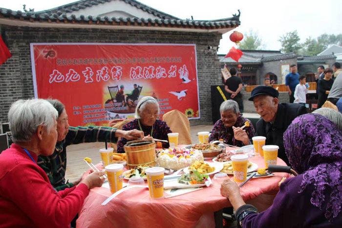 花園鄉(xiāng)趙洪坡村30位老人樂享“長壽家宴” 花園鄉(xiāng)趙洪坡村30位老人樂享“長壽家宴”